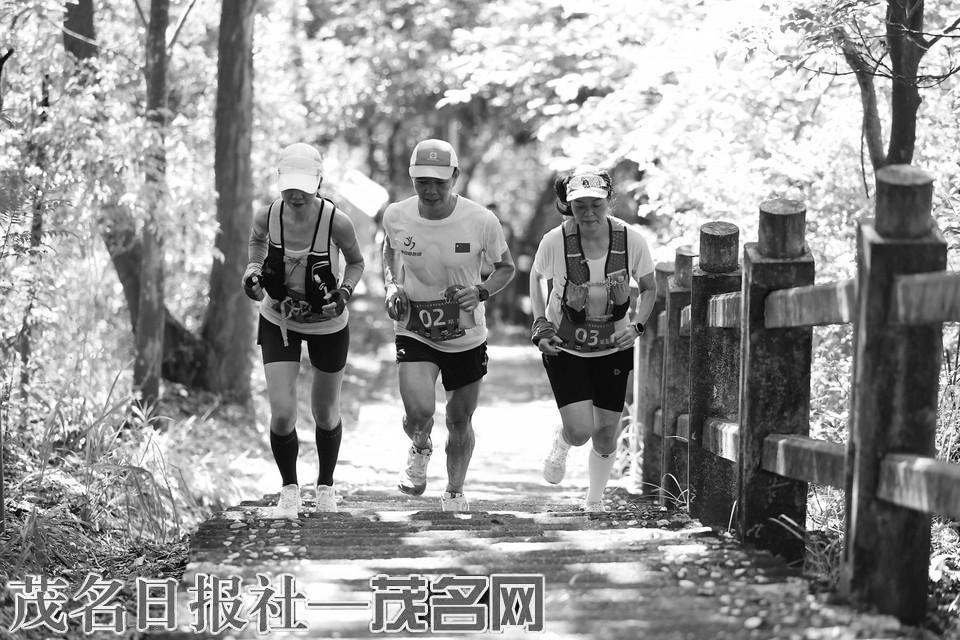 保理念, 不仅我们要, 跑边捡垃圾